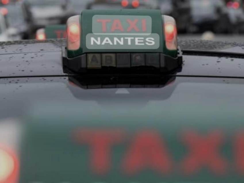 Montez à bord de nos taxis confortables et modernes, conduits par une équipe de chauffeurs expérimentés et professionnels. Chez Centrale Taxi Nantes, nous nous efforçons de vous offrir une expérience de voyage agréable et sans souci, où que vous alliez dans la région de Nantes, 24h/24 et 7j/7.