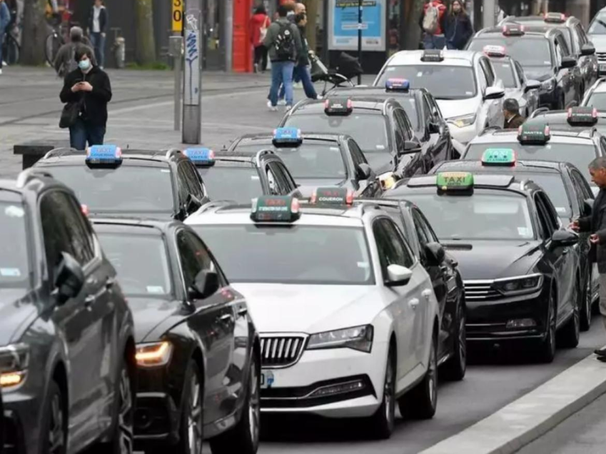 Découvrez notre flotte de taxis et notre équipe de chauffeurs dévoués prêts à vous servir à tout moment, jour et nuit, à Nantes et dans ses environs. Chez Centrale Taxi Nantes, nous nous engageons à vous offrir un service de qualité, ponctuel et sécurisé pour tous vos déplacements.